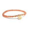 Bracelet perles pierre de soleil et mini charm plaqué or femme - gravure COEUR - vue V1