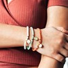 Bracelet perles pierre de soleil et mini charm plaqué or femme - gravure COEUR - vue V2