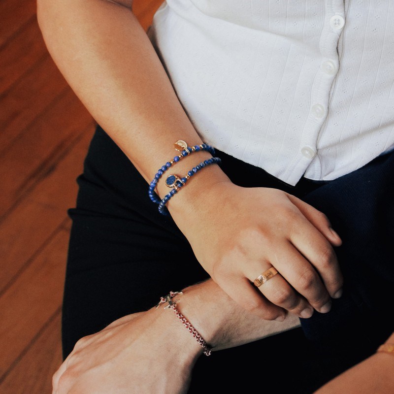 Bracelet perles lapis lazuli et médaille ronde plaqué or femme - gravure COEUR - vue 3