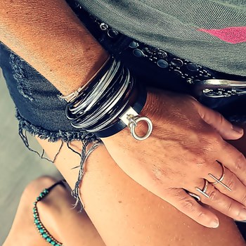 Amarok met zwarte multilink leren riem voor dames