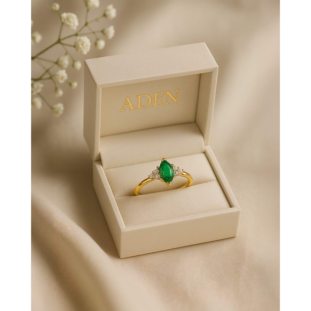 Bague Emeralda Or Jaune 14K avec Émeraude Marquise et Diamants | ADEN Joaillerie - vue 5