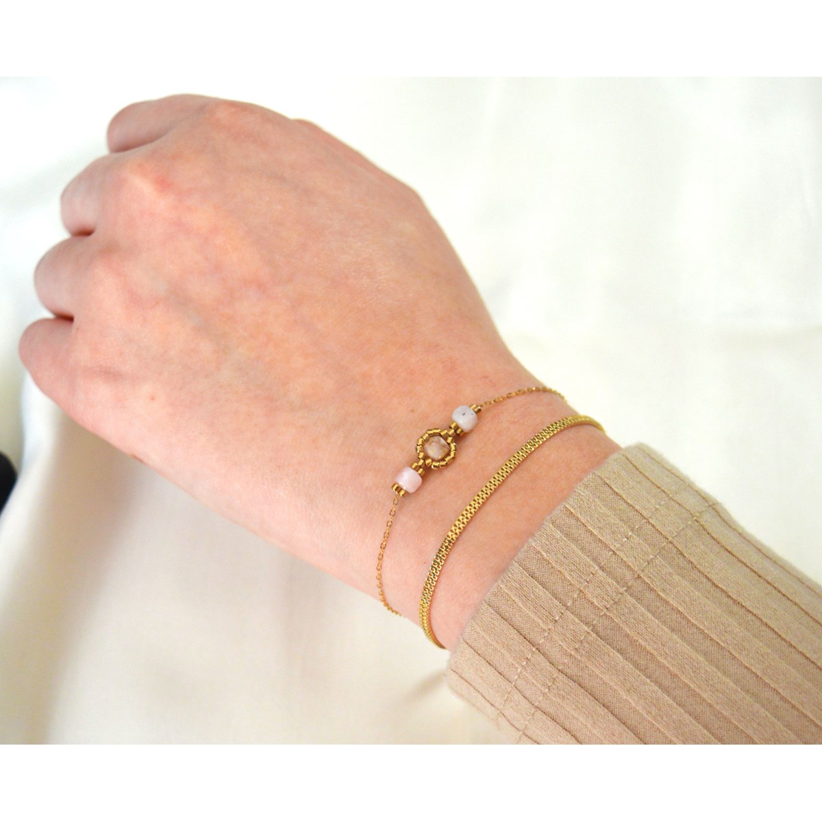 Bracelet  fin orné de perles  semi-precieuses  d 'agate rose  joliment tissé - vue 2
