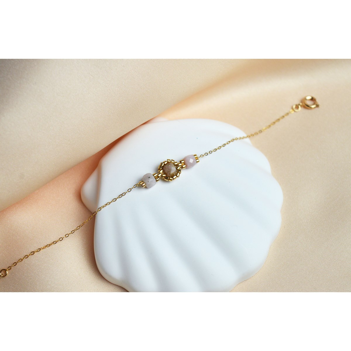 Bracelet  fin orné de perles  semi-precieuses  d 'agate rose  joliment tissé - vue 3