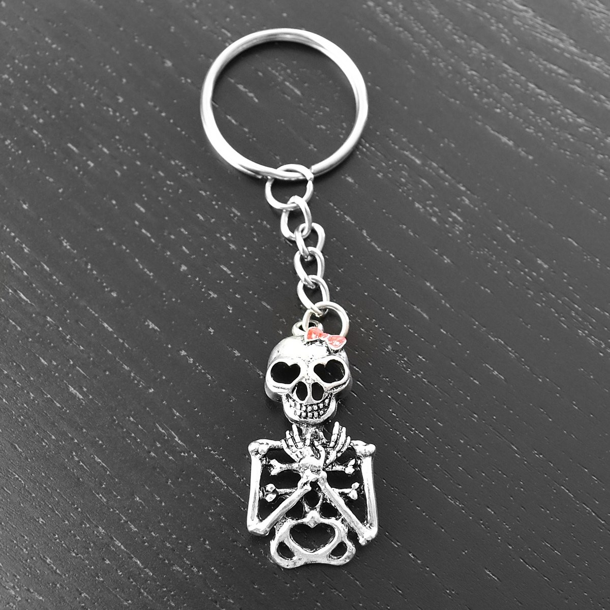 Porte-clés squelette gothique yeux de coeur noeud papillon rouge argenté - vue 4