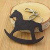 Porte-clés bijou de sac cheval à bascule en bois noir - vue V3