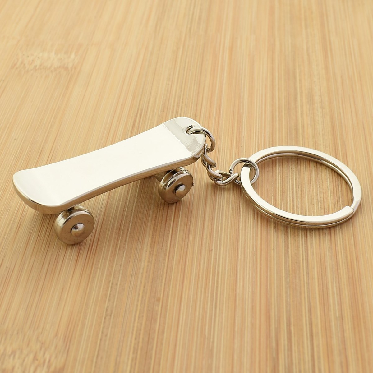 Porte-clés skateboard planche à roulettes argenté - vue 2