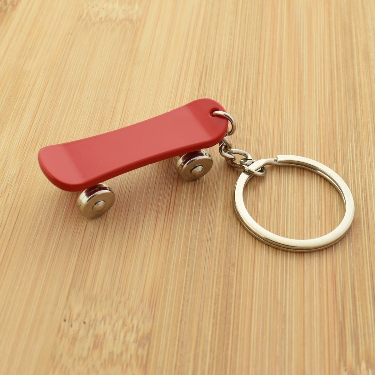 Porte-clés skateboard planche à roulettes à 4 roues rouge argenté - vue 2