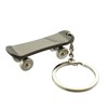Porte-clés skateboard planche à roulettes à 4 roues noire argenté - vue V1