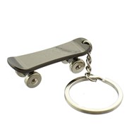 Porte-clés skateboard planche à roulettes à 4 roues noire argenté
