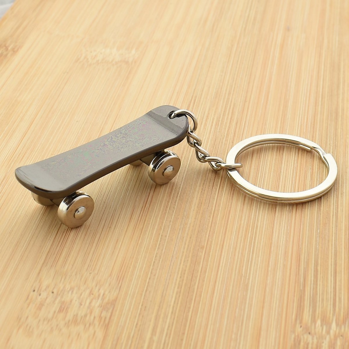 Porte-clés skateboard planche à roulettes à 4 roues noire argenté - vue 2