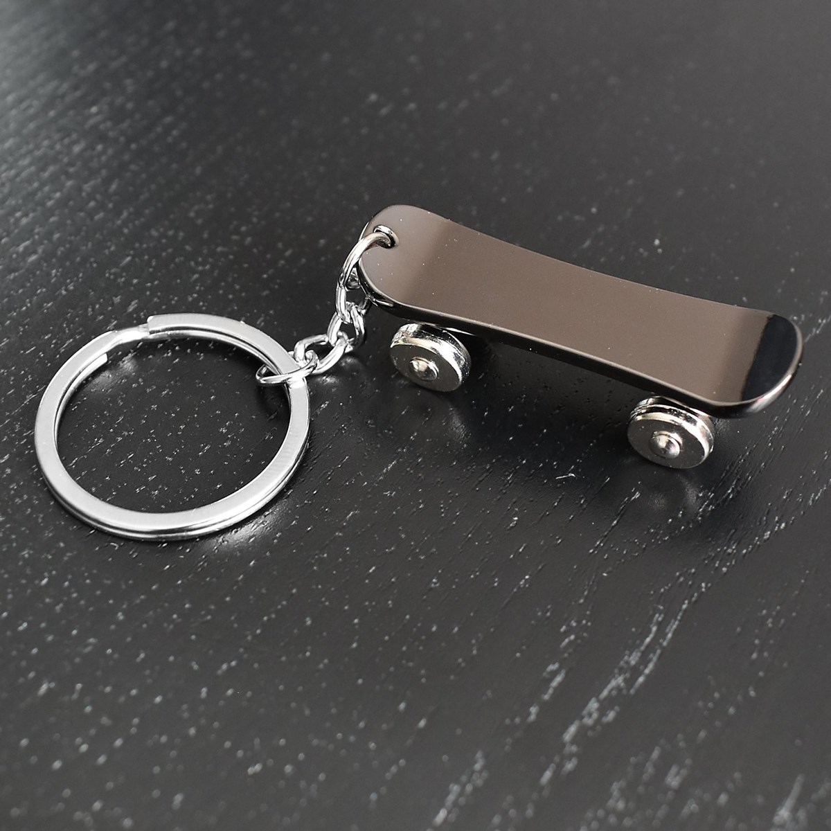 Porte-clés skateboard planche à roulettes à 4 roues noire argenté - vue 4