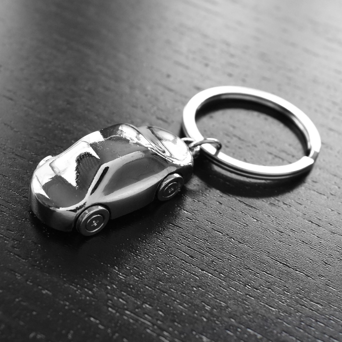 Porte-clés forme de voiture automobile argentée - vue 4