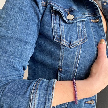 Stretcharmband met donkere amethistkralen