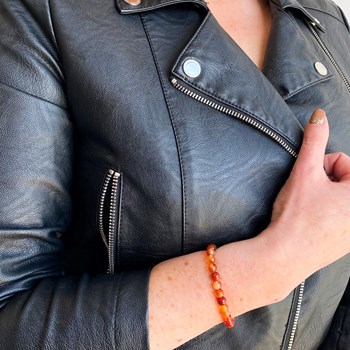 Stretcharmband met carneoolkralen