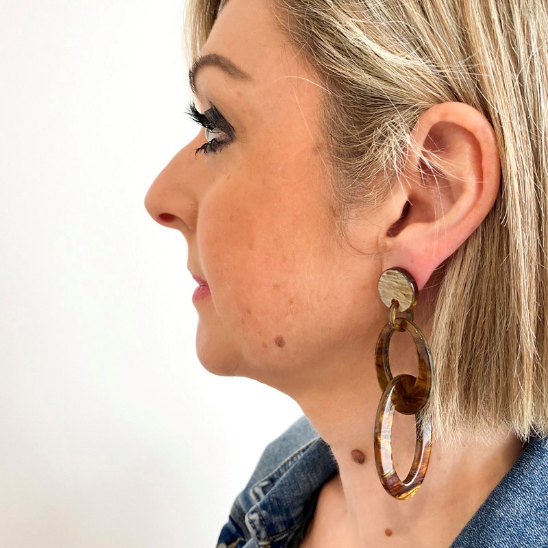 Boucles d'oreilles pendantes marron effet marbre - vue 2