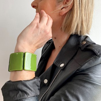 Groene stretch armband vierkante vormen
