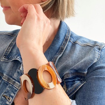 Stretch armband bruin gemarmerde ovale vormen