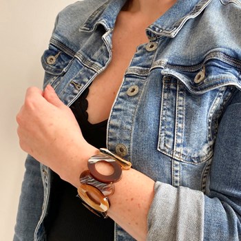 Stretch armband bruin gemarmerde ovale vormen