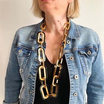 Lange ketting van tweekleurig zwart en beige mesh