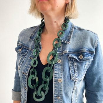 Lange donkergroene kraag van gaas