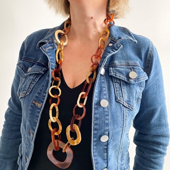 Tweekleurige beige en oranje lange grofmazige ketting