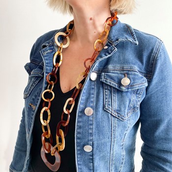 Tweekleurige beige en oranje lange grofmazige ketting