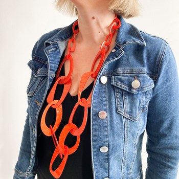 Lange ketting, groot oranje gaas