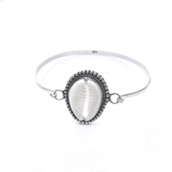 Bracelet jonc en argent et coquillage cauri