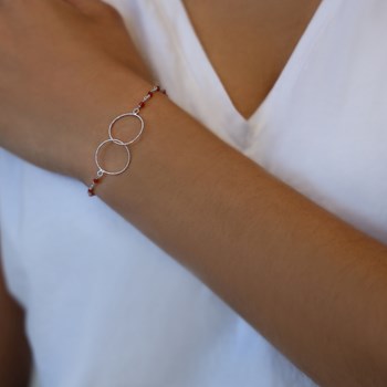 Zilveren Armband Rhodium Dubbel Rond En Rode Steen