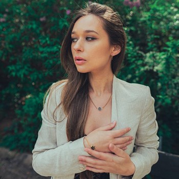 Boucles d'oreilles créoles Serena en pierres Spectrolite