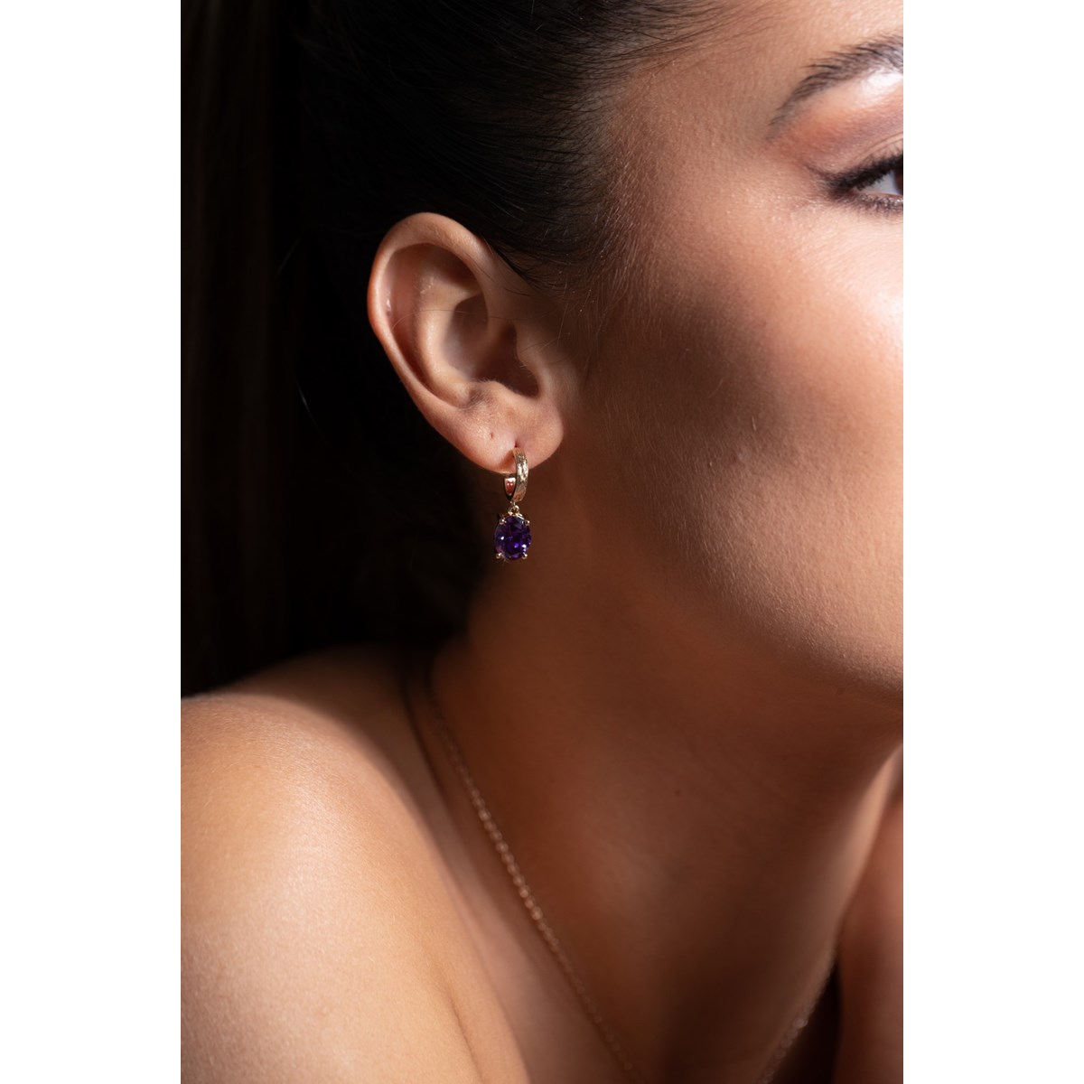 Boucles d'oreilles pendantes ELISABETH en Plaqué Or avec oxyde de zirconium mauve amethyste - vue 2