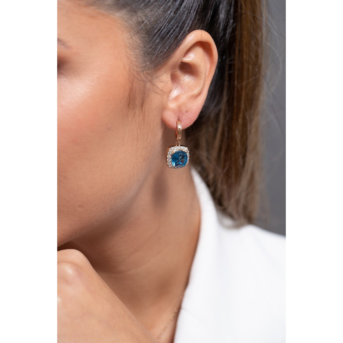 Boucles d'oreilles pendantes MARGARET en Plaqué Or avec oxyde de zirconium bleu topaze - vue 2
