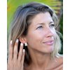 Boucles d'oreilles créoles ethniques nacre blanche en argent 925 : un bijou original et ethnique | Aden Boutique - vue V3