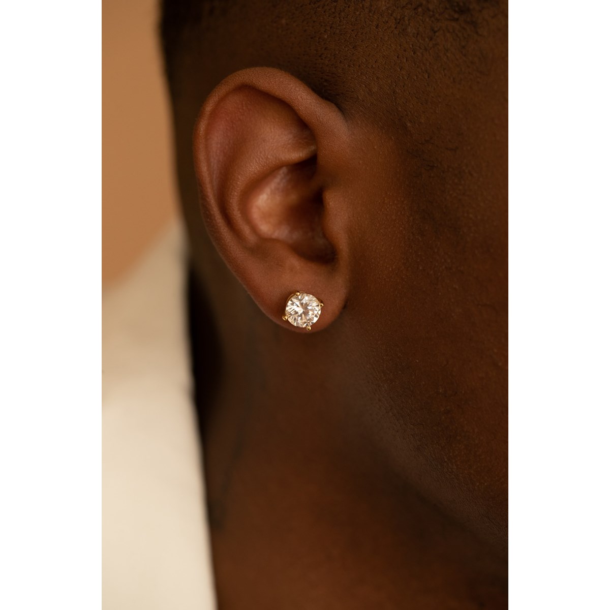 Boucles d'oreilles puces Issa en Acier 316L avec oxyde de zirconium blanc - vue 3