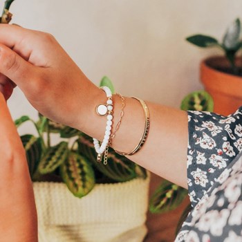 Bracelet perles pierre ronde nacre plaqué or - gravure COEUR