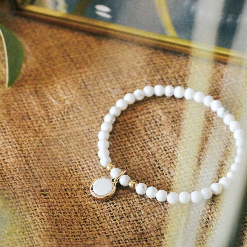 Bracelet perles pierre ronde nacre plaqué or - gravure COEUR - vue 4
