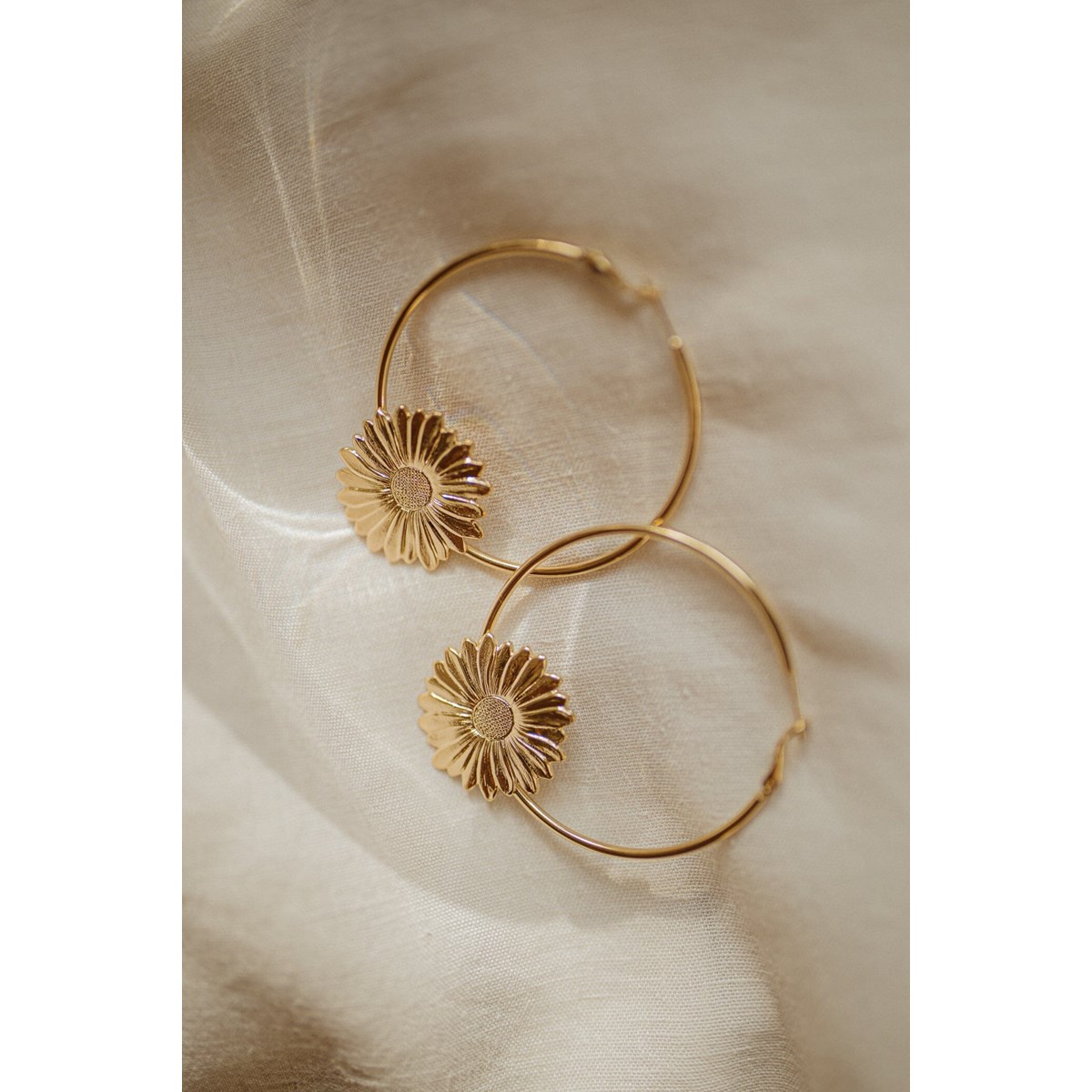 boucles d'oreilles créoles fleurs doré à l'or fin - MAÏA - vue 3