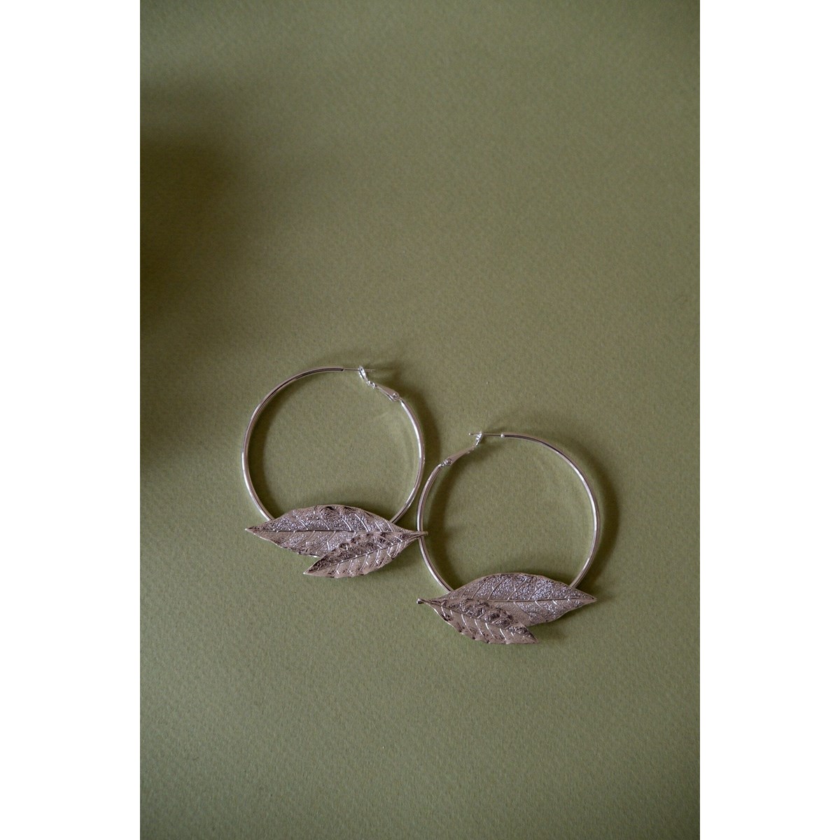 boucles d'oreilles créoles feuilles plaqué argent - THALIE - vue 2