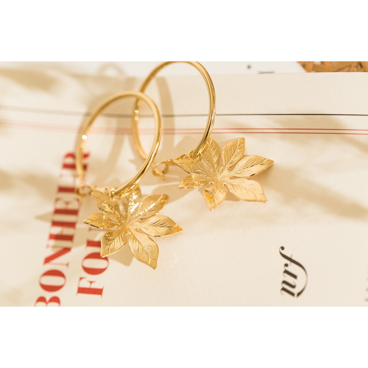 petites boucles d'oreilles créoles fleurs doré à l'or fin - CHLORIS - vue 5