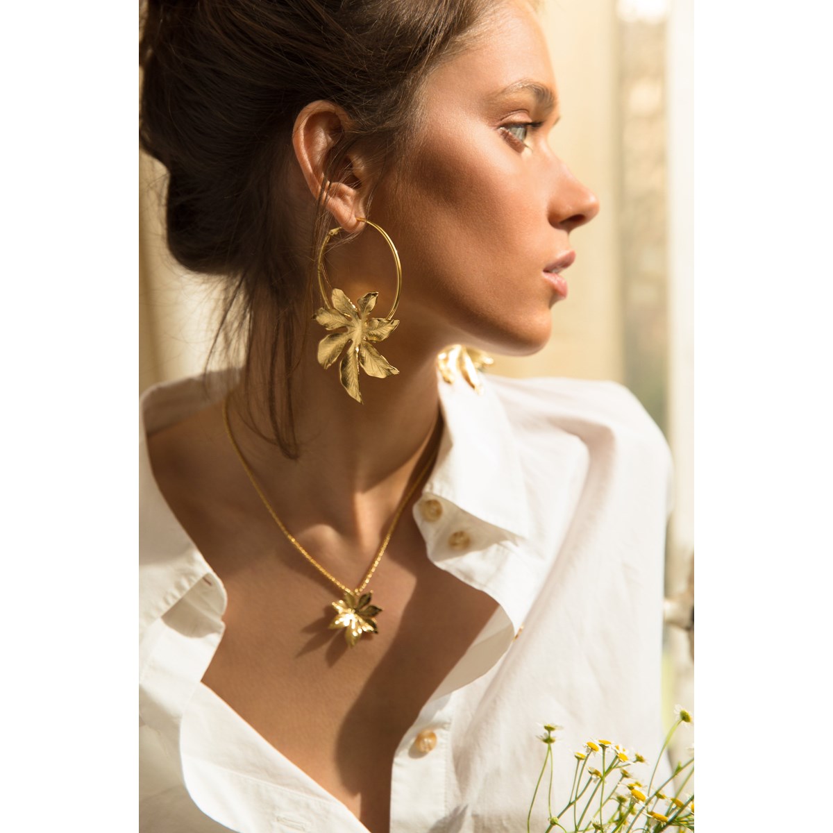 boucles d'oreilles créoles fleurs doré à l'or fin - CHLORIS - vue 3