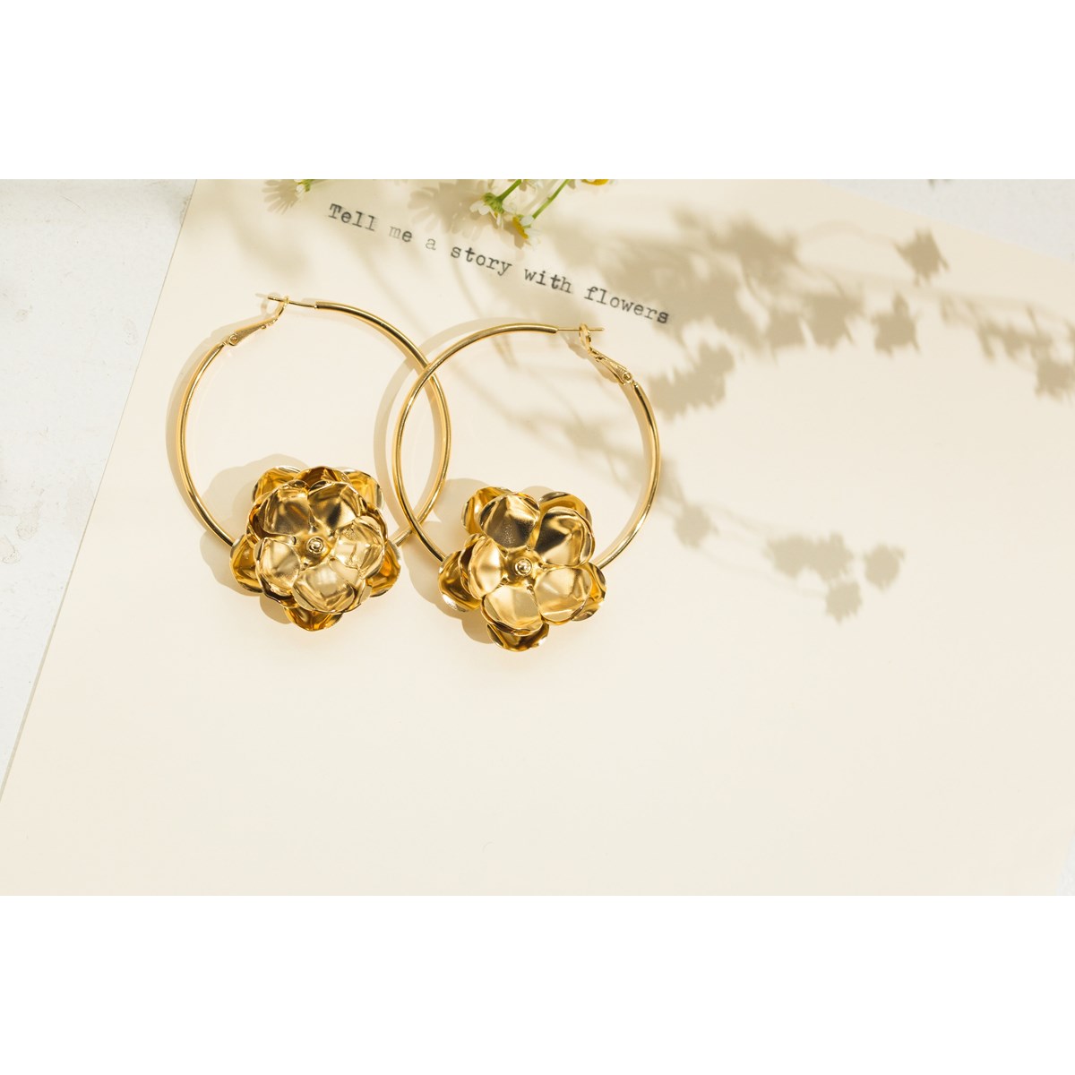 boucles d'oreilles créoles fleurs doré à l'or fin - AGLAÉ - vue 4