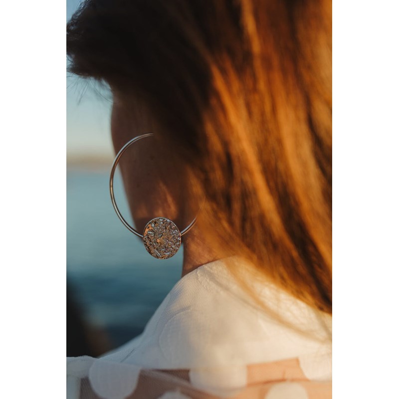 boucles d'oreilles créoles ronds martelés doré à l'or fin - HESTIA - vue 4
