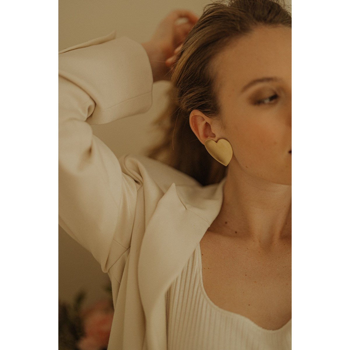 maxi boucles d'oreilles puces coeurs doré à l'or fin - APHRODITE - vue 5