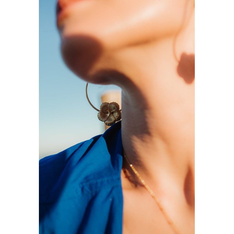 boucles d'oreilles créoles fleurs plaqué argent - HÉLIOS - vue 3
