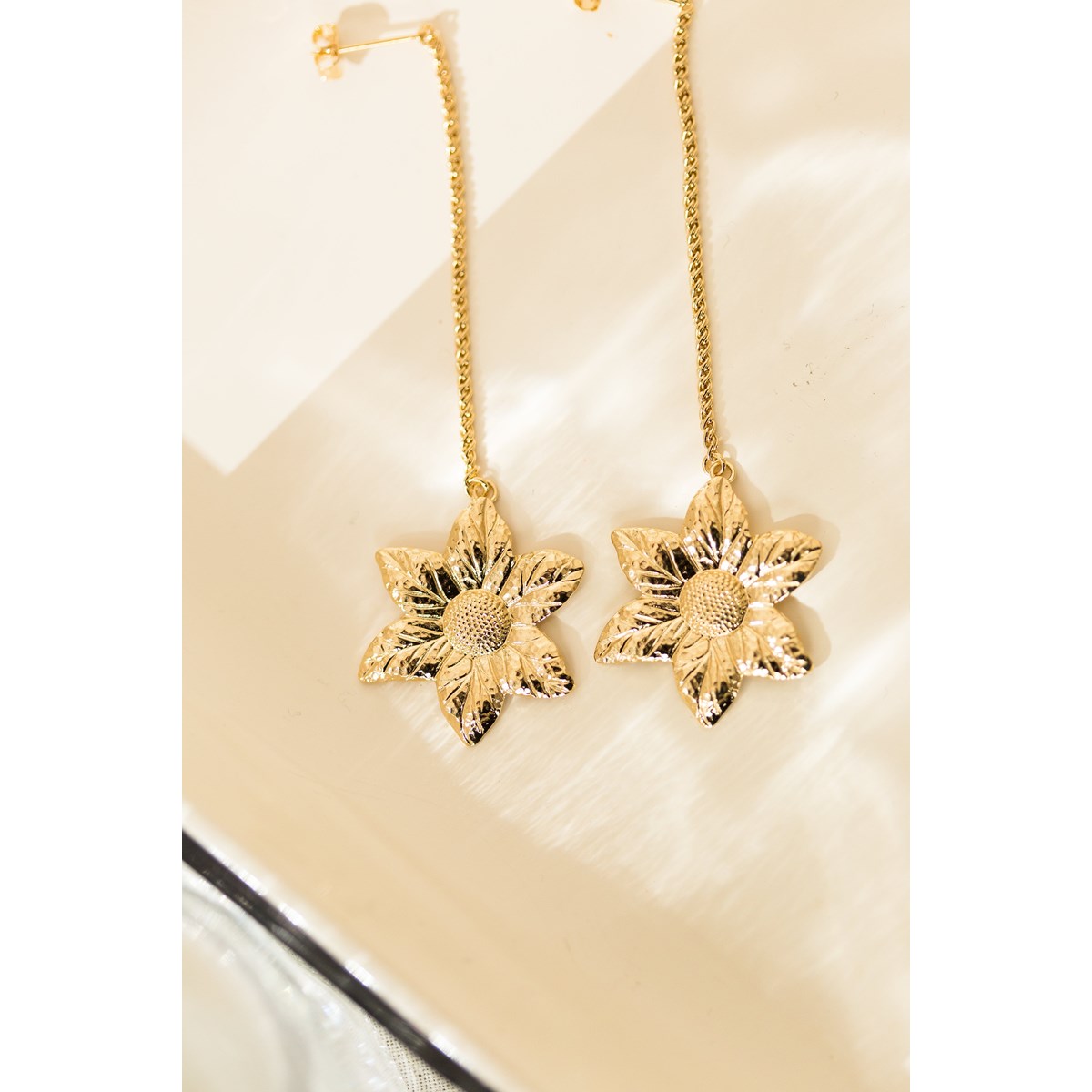 boucles d'oreilles pendantes fleurs doré à l'or fin - HESPÉRIS - vue 3