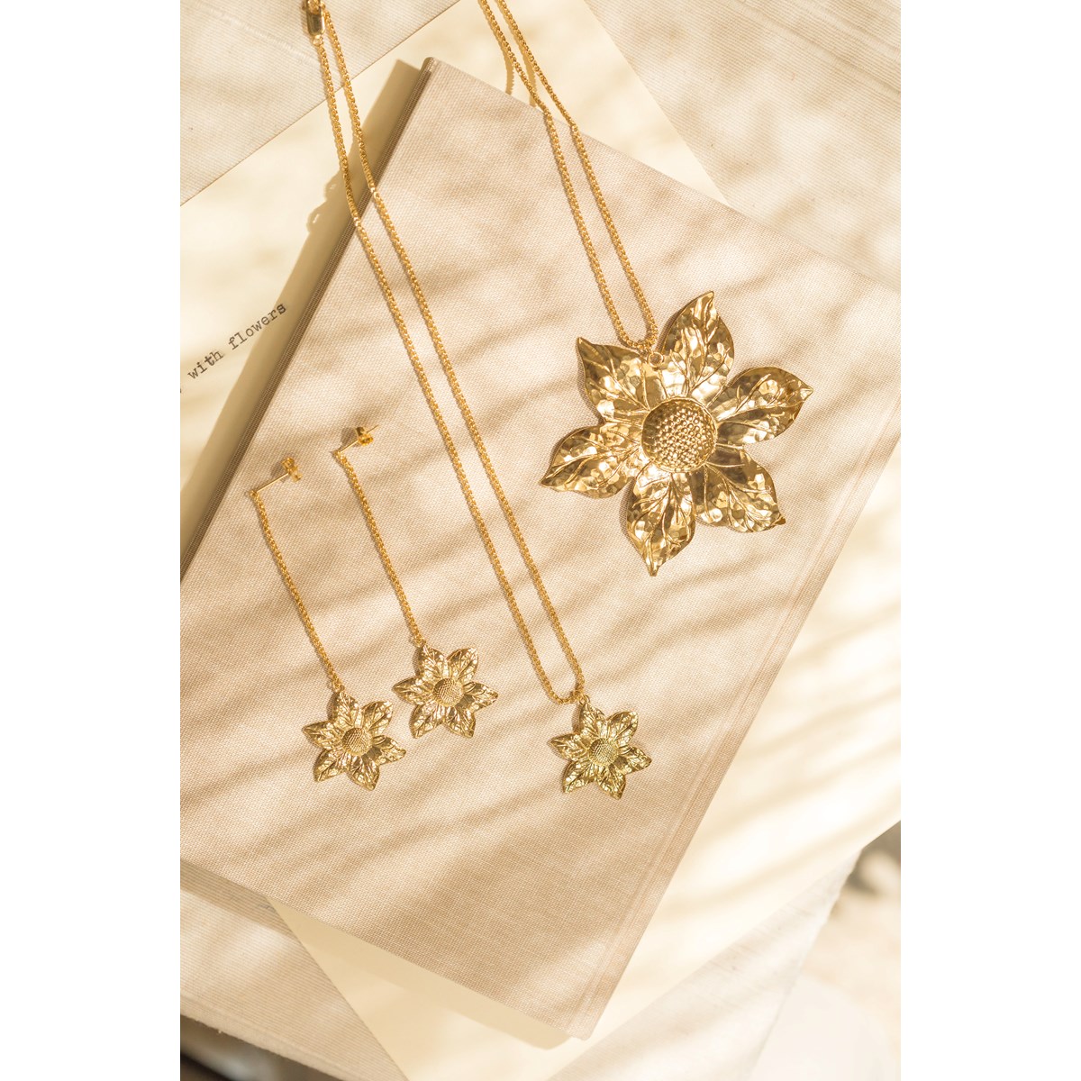 boucles d'oreilles pendantes fleurs doré à l'or fin - HESPÉRIS - vue 4