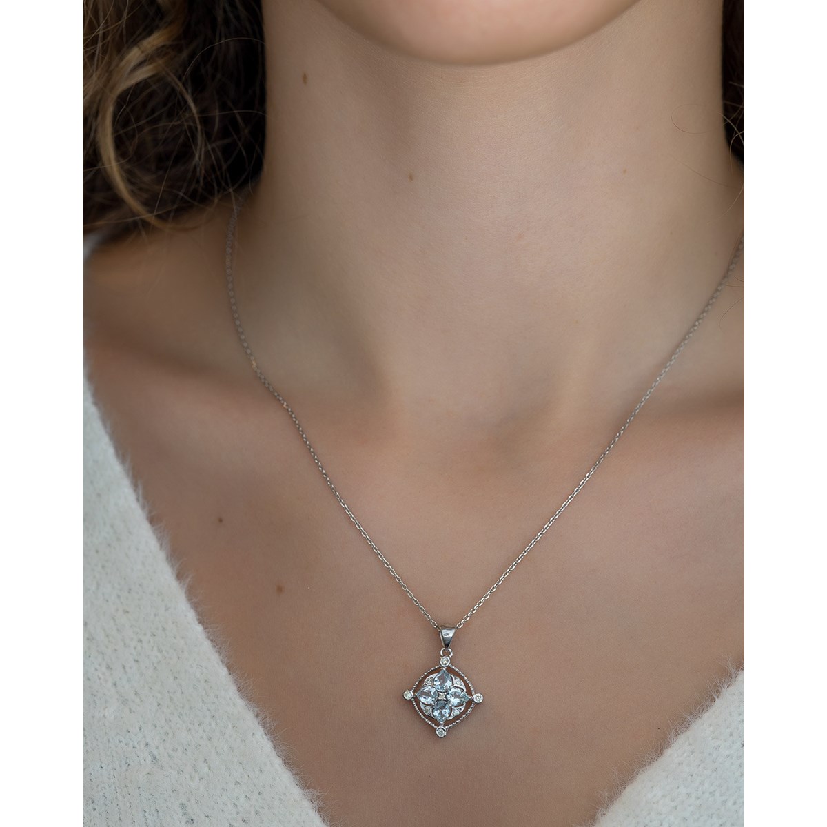 Collier Pendentif Or Blanc Médaillon Aigue-Marine et Diamants - Bijou d'Exception pour un Anniversaire Inoubliable | Aden - vue 4