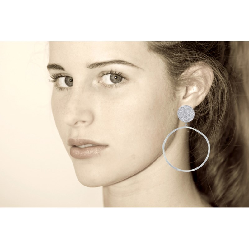 Boucles d'Oreilles Clip Laiton Mat Pastille Martelée et Anneau Vague - vue 4