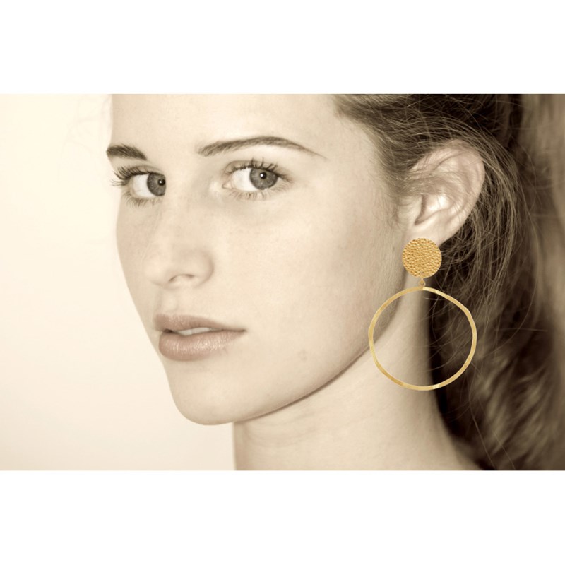 Boucles d'Oreilles Clip Laiton Mat Pastille Martelée et Anneau Vague - vue 4