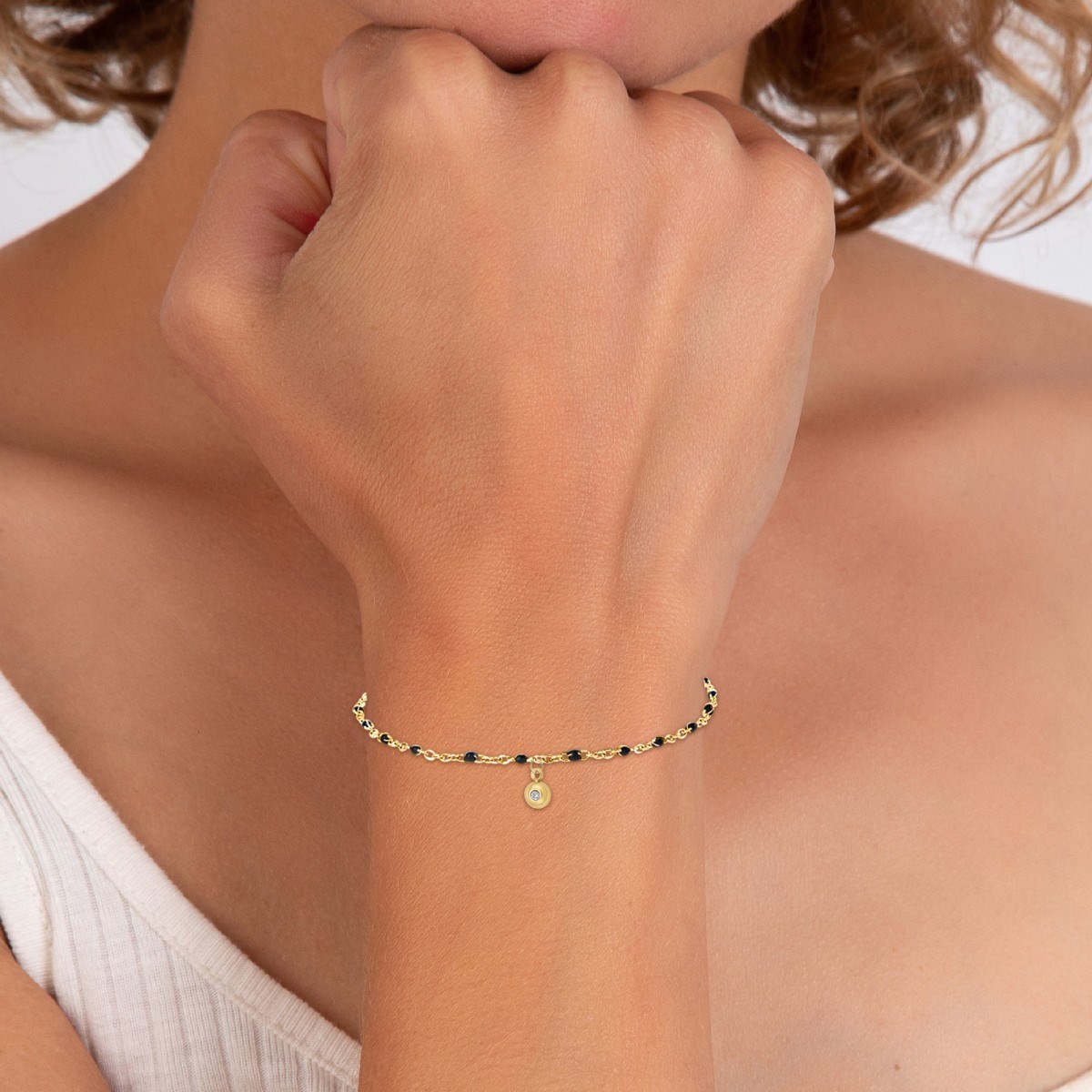 Bracelet par SC Bohème orné d'un véritable diamant blanc et de perles en résine noires - vue 2